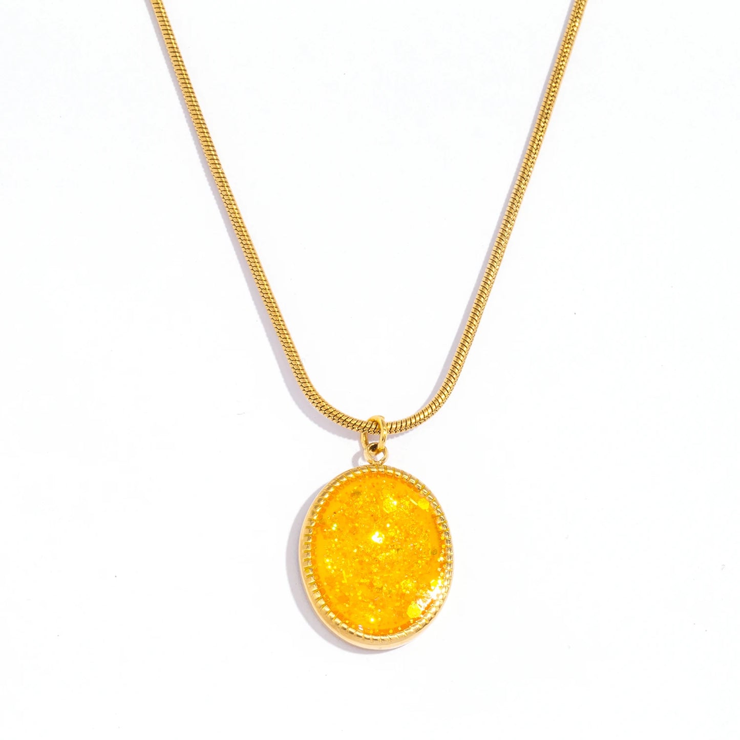 18K Gold Oval Pendant 🌙